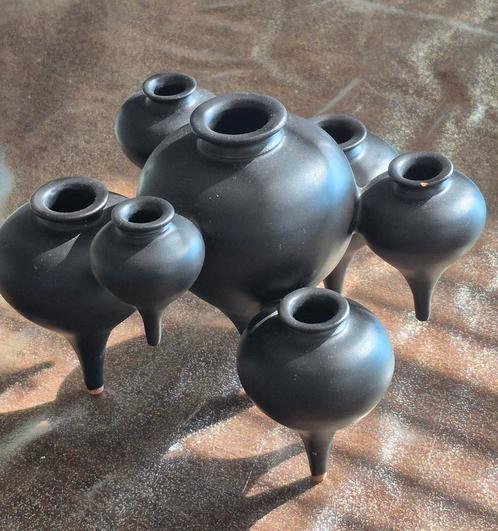 Vintage zwarte zevenknops bud vaas van aardewerk, Huis en Inrichting, Woonaccessoires | Vazen, Zo goed als nieuw, Zwart, Minder dan 50 cm