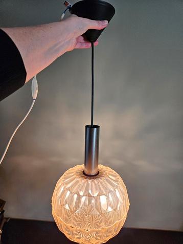 Vintage Space Age hanglamp kunststof met chroom en messing beschikbaar voor biedingen