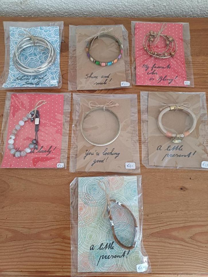 7 pakketjes met armbanden, Sieraden, Tassen en Uiterlijk, Armbanden, Zo goed als nieuw, Overige materialen, Ophalen of Verzenden
