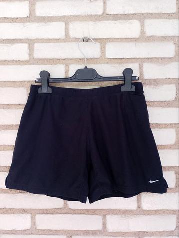 Nike Dri-FIT sportshort met binnenbroek – S beschikbaar voor biedingen