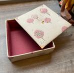 Vintage Franse stoffen oude sieradendoos doosje brocante, Antiek en Kunst, Curiosa en Brocante, Ophalen of Verzenden