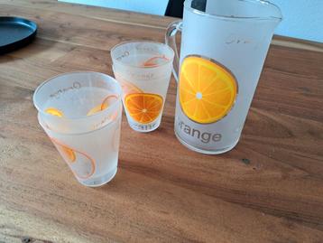 Kan met glazen - Oranje design beschikbaar voor biedingen