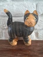 Houtsnijwerk en handgeschilderde kat. H 15 cm. L 14 cm., Ophalen of Verzenden
