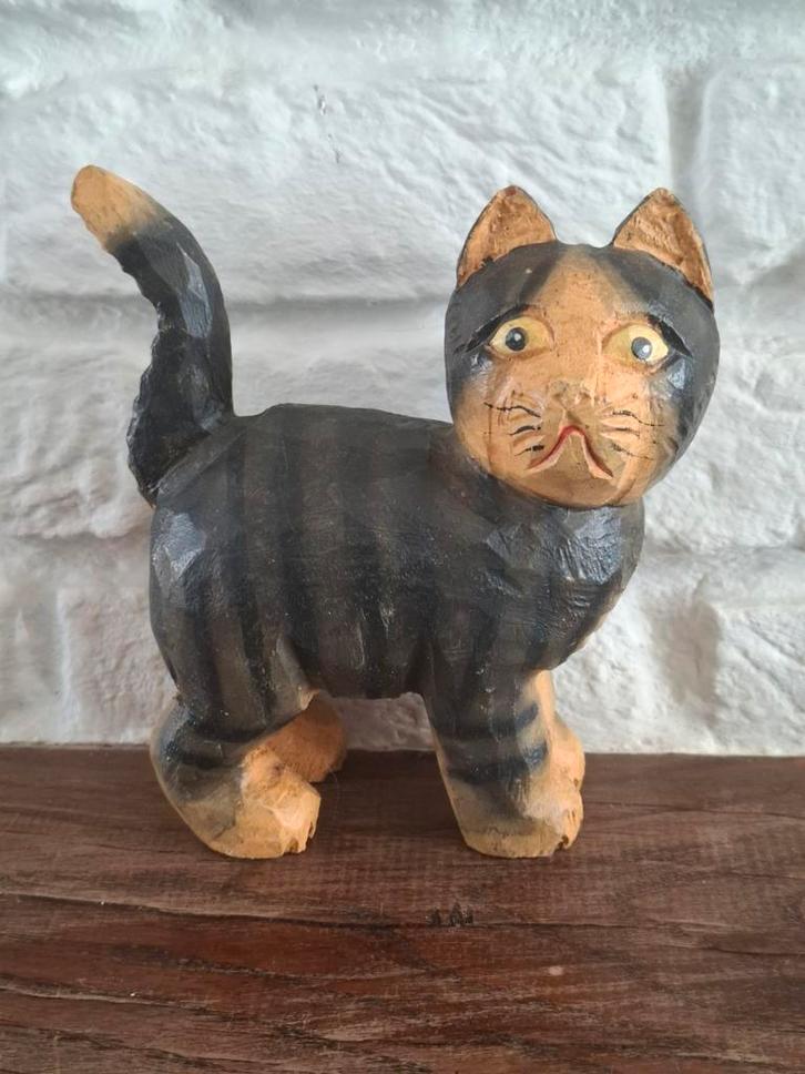 Houtsnijwerk en handgeschilderde kat. H 15 cm. L 14 cm., Antiek en Kunst, Kunst | Beelden en Houtsnijwerken, Ophalen of Verzenden