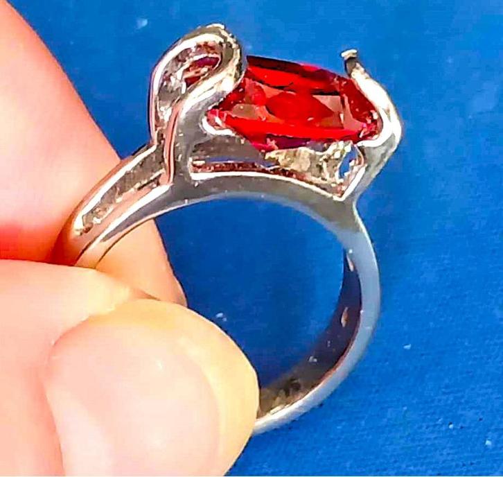 Prachtige Silvertone RVS Ring met Rode Kristal 19,5 mm, Sieraden, Tassen en Uiterlijk, Ringen, Nieuw, Dame, 19 tot 20, Rood, IJzer of Staal