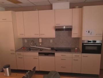 Keuken 2,4 mtr met inbouwapparatuur en 2 hoge kasten 3,6 mtr beschikbaar voor biedingen