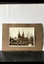 Foto v d Oostpoort in Delft vanaf de kanaalweg 22,8 x 17 Oud, Antiek en Kunst, Ophalen of Verzenden