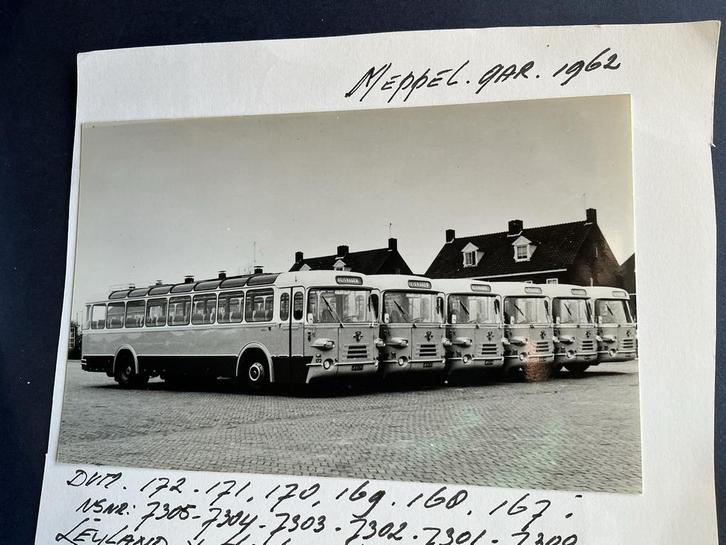 Zwart-witfoto DVM bussen, Meppel 1962, Verzamelen, Spoorwegen en Tramwegen, Gebruikt, Bus of Metro, Verzenden