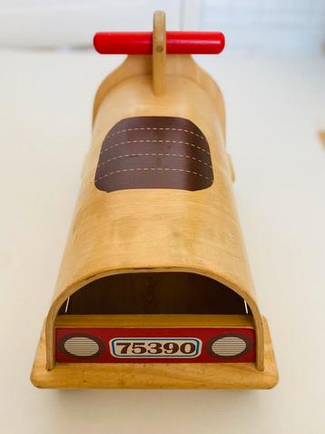 Houten kar beschikbaar voor biedingen