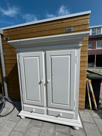 Buffetkast wit gespoten