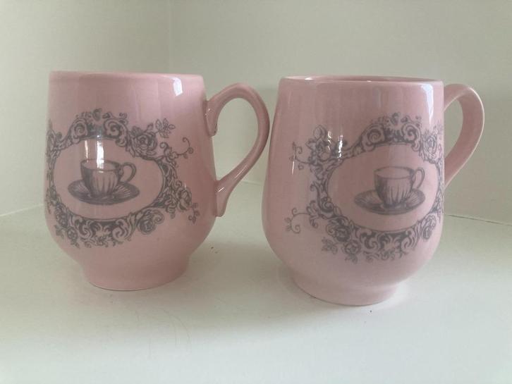 Twee roze bekers/mokken - Lyndsay's Dreams & Wishes, Huis en Inrichting, Keuken | Servies, Zo goed als nieuw, Kop(pen) en/of Schotel(s)