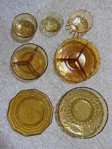 Amberkleurige schalen van glas beschikbaar voor biedingen