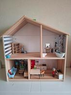 Houten Poppenhuis met Meubels en Poppen, Ophalen, Zo goed als nieuw, Poppenhuis