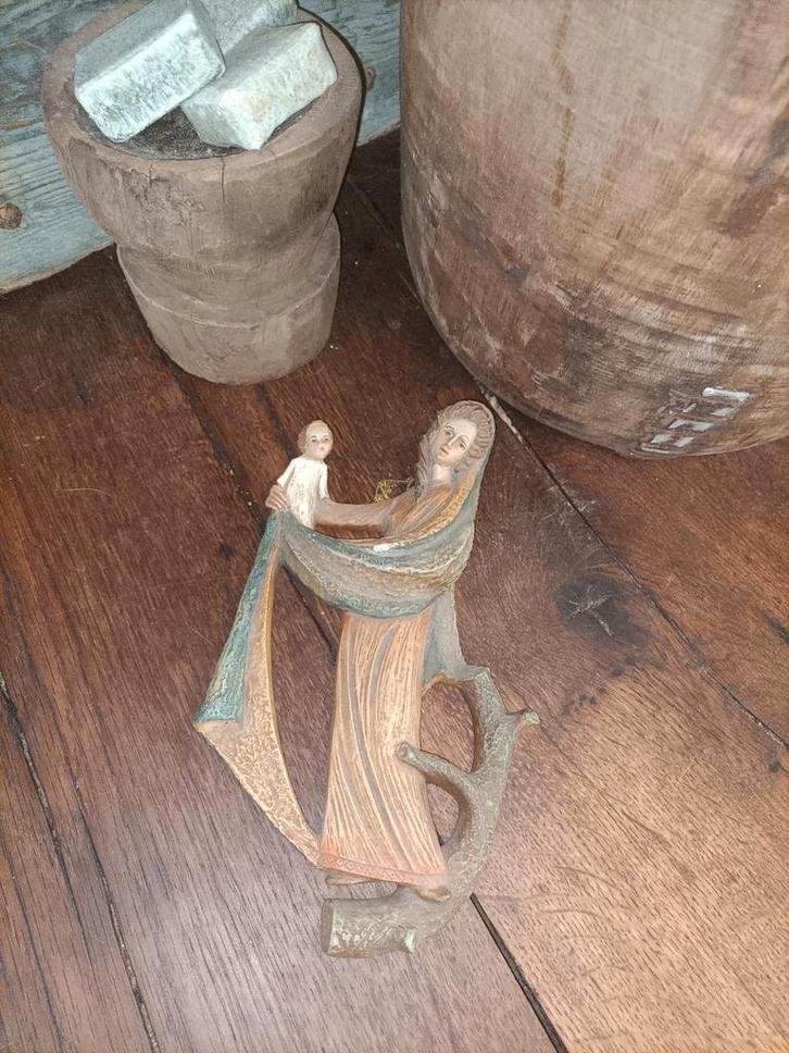 Heel mooi bewerkt Maria beeldje voor aan de wand. Brocante, Antiek en Kunst, Antiek | Religie, Ophalen of Verzenden