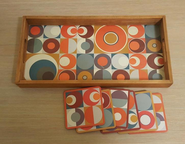 Dienblad + 6 onderzetters geometrische 60s print (vintage), Huis en Inrichting, Woonaccessoires | Dienbladen, Gebruikt, Hout, Rechthoekig