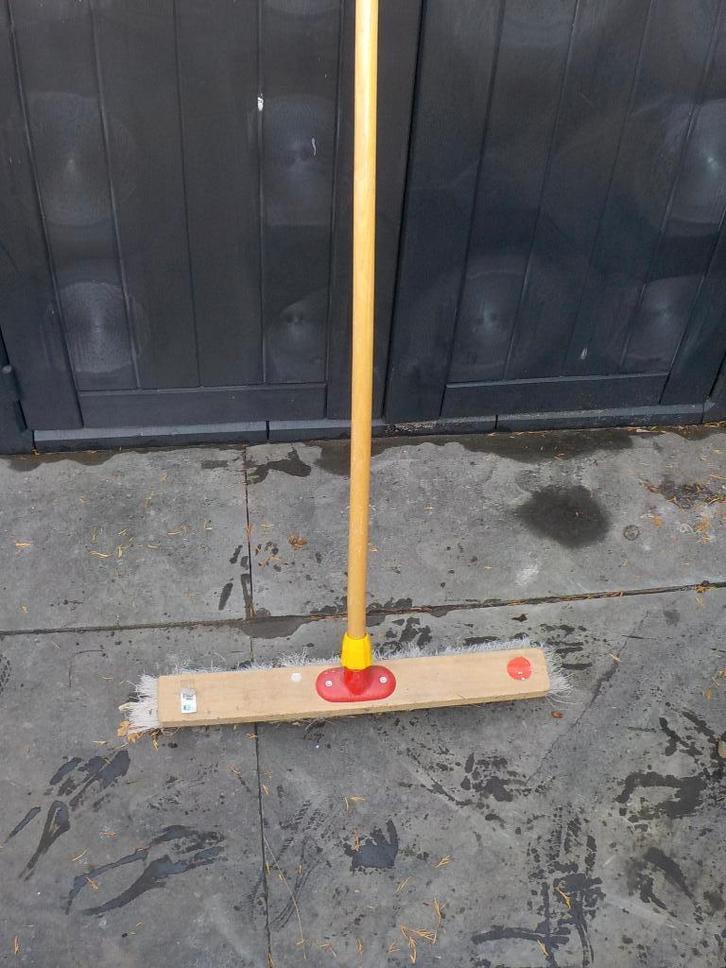 Stevige bezem – klaar voor elke schoonmaakklus!, Tuin en Terras, Hand-tuingereedschap, Gebruikt, Bezem, Ophalen
