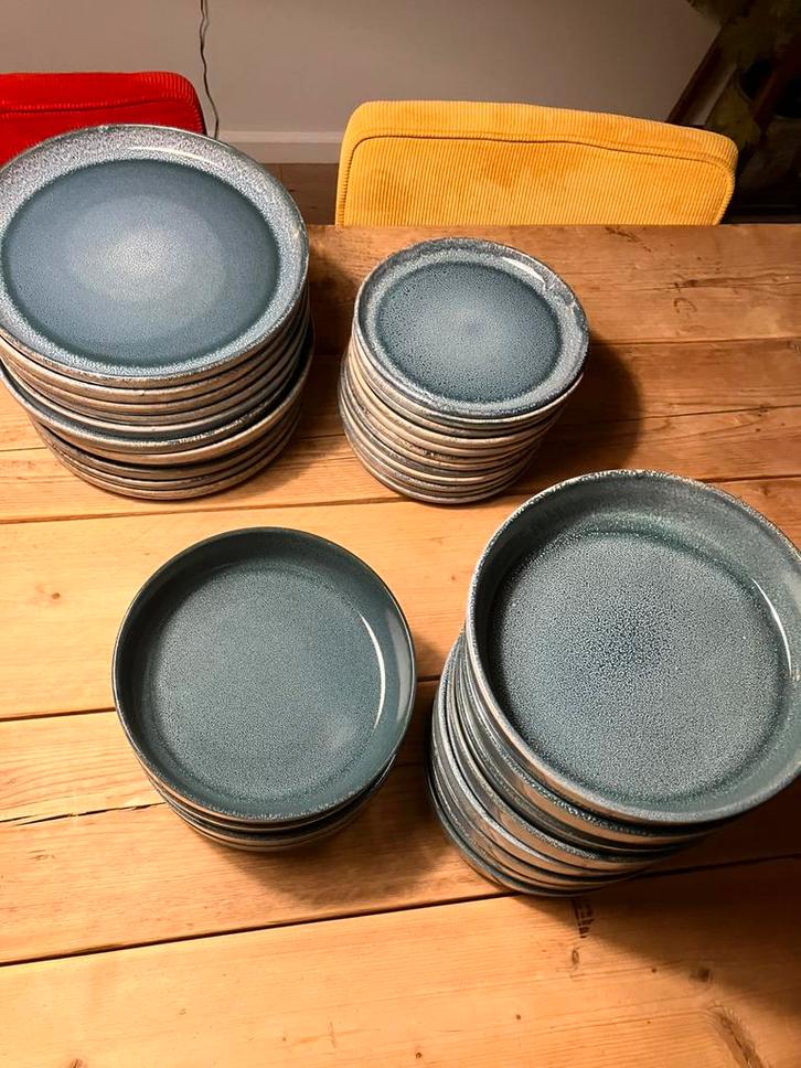 Servies 12 delig zgan, Huis en Inrichting, Keuken | Servies, Zo goed als nieuw, Bord(en), Overige stijlen, Porselein, Ophalen