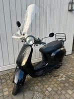 AGM scooter zwart | met windscherm, helm, hoes & slot, Ophalen, Zo goed als nieuw, Benzine