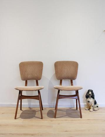 2 houten vintage stoelen. Mid Century retro eetkamerstoelen beschikbaar voor biedingen
