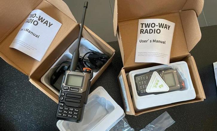 2 Nieuwe 5watt Portofoons - Ideaal voor Wintersport!, Telecommunicatie, Zenders en Ontvangers, Nieuw, Zender en Ontvanger, Ophalen of Verzenden