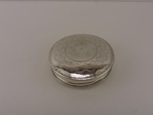 Zilveren pillendoosje                                   Z190, Antiek en Kunst, Antiek | Goud en Zilver, Zilver, Ophalen of Verzenden