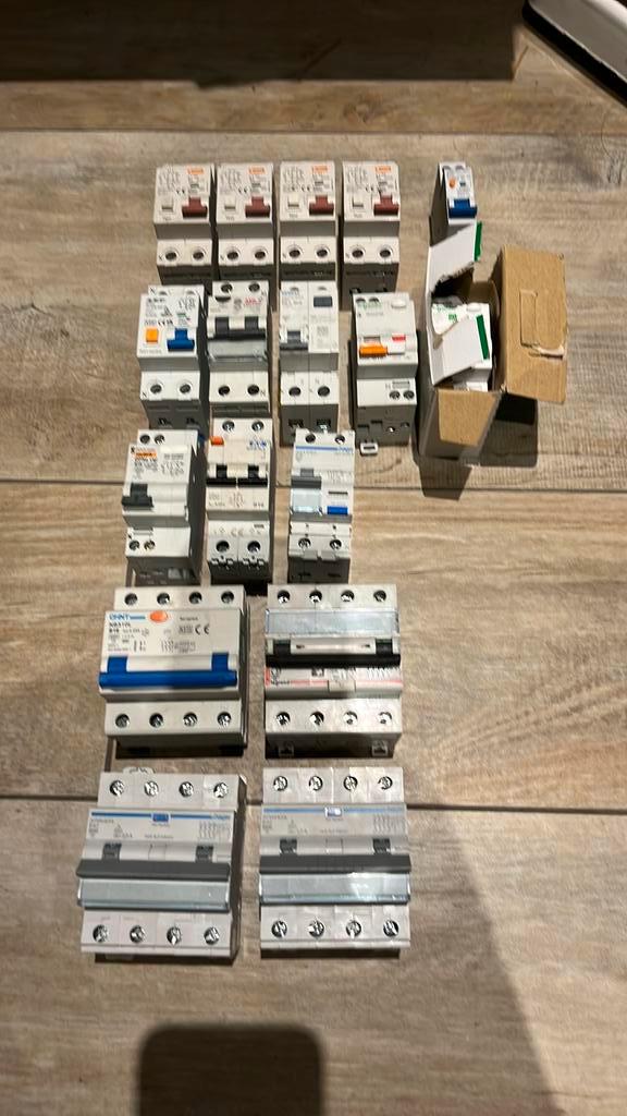 Diverse aardlekautomaten, Doe-het-zelf en Verbouw, Elektra en Kabels, Gebruikt, Schakelaar, Ophalen of Verzenden