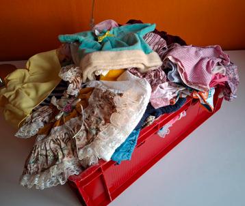 Partij poppenkleertjes verschillende maten  beschikbaar voor biedingen