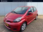 Toyota Aygo 1.0-12V Aspiration Red Navigator | 1e Eigenaar |, Auto's, Euro 5, Gebruikt, 4 stoelen, Alcantara