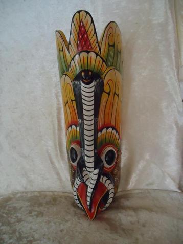 Decoratieve houten masker van mythische vogel met slang  beschikbaar voor biedingen