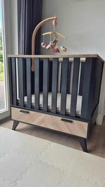 Mooie zwarte met visgraatmotief box - Interbaby beschikbaar voor biedingen