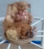 Beeldje van teddybeertje in kistje, Verzamelen, Beren en Cherished Teddies, Ophalen of Verzenden, Zo goed als nieuw, Beeldje, Overige merken