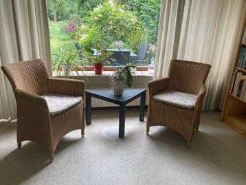 Rieten eetkamerstoelen (2) met losse kussens beschikbaar voor biedingen
