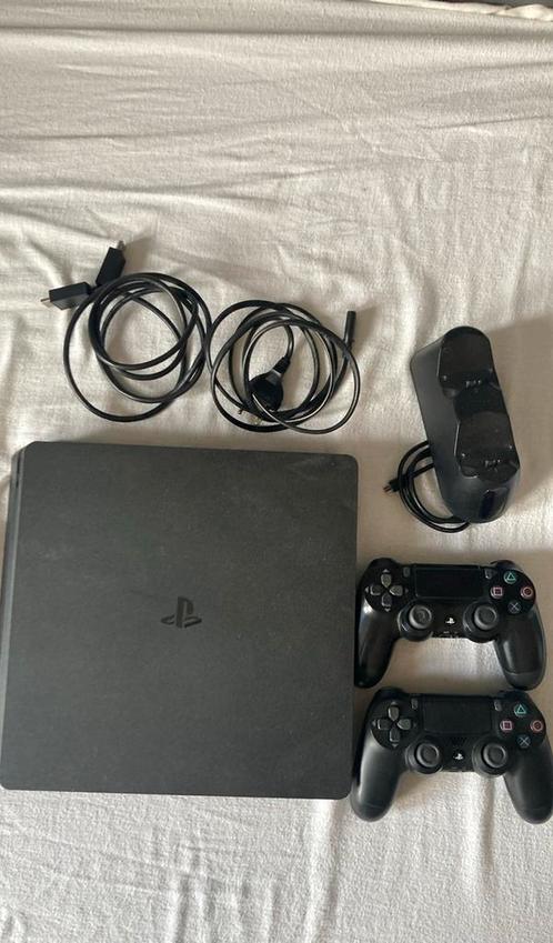 Ps4 met 2 controllers en oplaadstation, Spelcomputers en Games, Spelcomputers | Sony PlayStation 4, Zo goed als nieuw, Met 2 controllers