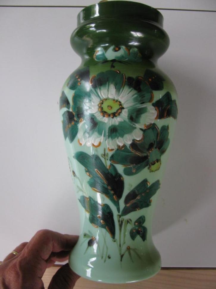 Groene opaline vaas met bloemmotief., Antiek en Kunst, Antiek | Vazen, Ophalen of Verzenden