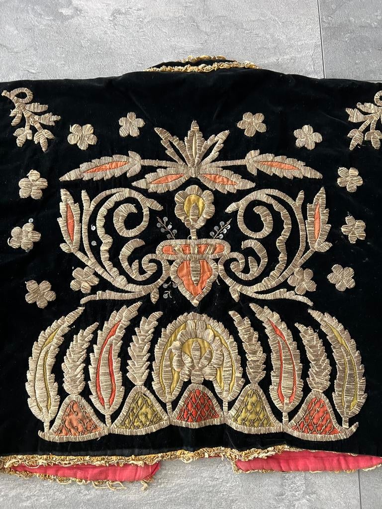 Antieke Turkse fluwelen jas met goudborduurwerk (ca. 1930), Ophalen of Verzenden