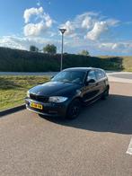 BMW 1-Serie 2.0 118I 5DR 2007 Zwart, Auto's, BMW, 1-Serie, 65 €/maand, Achterwielaandrijving, 1995 cc