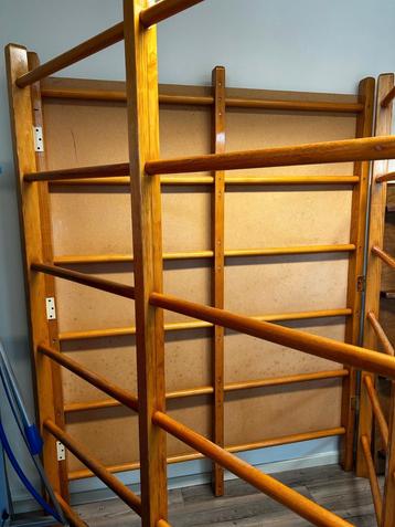 Stevig houten klimrek beschikbaar voor biedingen