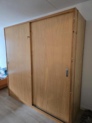 Grote kledingkast met schuifdeuren en sleutel beschikbaar voor biedingen