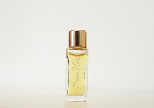 Vintage Dior parfum micro miniatuur Miss Dior - P, Verzamelen, Parfumverzamelingen, Zo goed als nieuw, Miniatuur, Gevuld, Ophalen of Verzenden