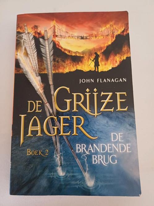 John Flanagan - De brandende brug, Boeken, Kinderboeken | Jeugd | 10 tot 12 jaar, Zo goed als nieuw, Ophalen of Verzenden