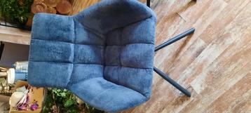 Drie kleuren draai fauteuils beschikbaar voor biedingen