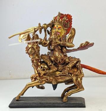Zwaar verguld standbeeld Beschermgod Garwa Nagpo Damchen beschikbaar voor biedingen