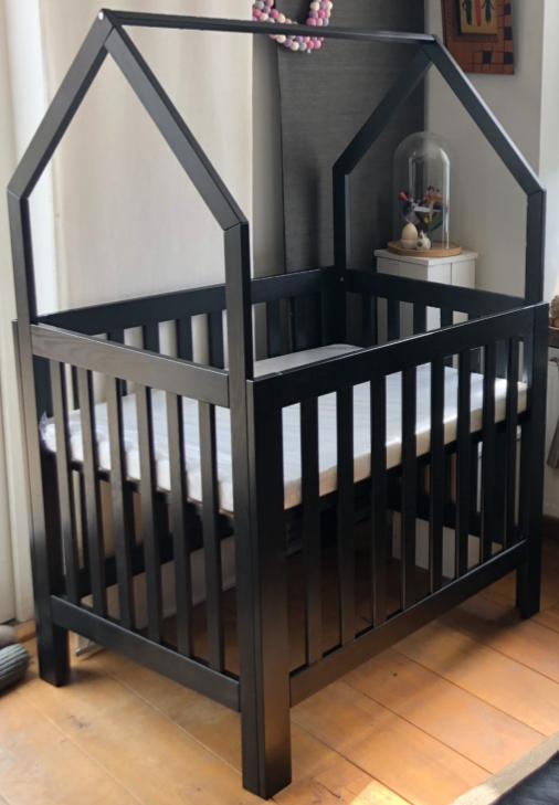 Zwarte babybox (speel)huisje, Ophalen, Zo goed als nieuw, Rechthoekig, In hoogte verstelbaar