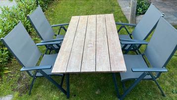 Mooie tuintafel houtlook met 4 opklapbare stoelen beschikbaar voor biedingen