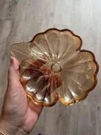 Carnival Glass Klavertje 3 Schaal - Goudsbloem/Amber, Gebruikt, Schaal, Ophalen of Verzenden, Glas