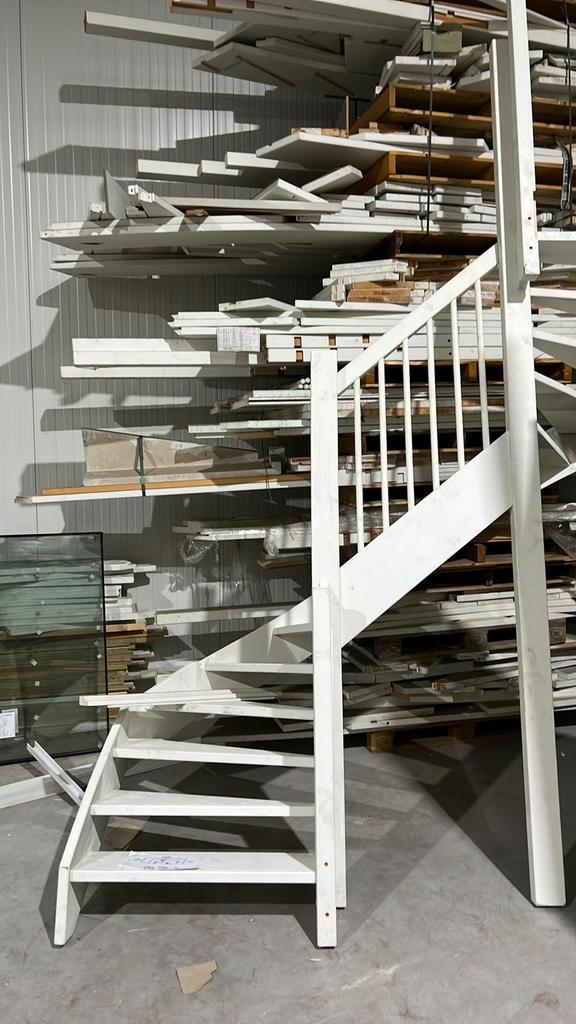 Halfslag trap 2850 hoog open en dichte liggen, Doe-het-zelf en Verbouw, Ladders en Trappen, Nieuw, Trap, 2 tot 4 meter, Ophalen of Verzenden