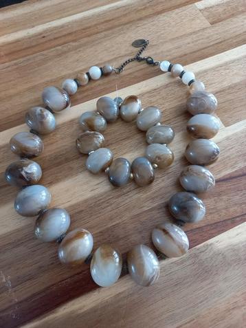 Armband en ketting van mooie steen beschikbaar voor biedingen