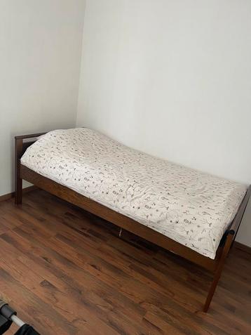 Eenpersoons houten bed