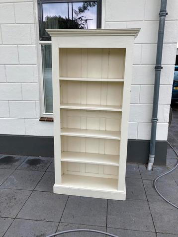 Vintage witte eiken landelijke boekenkast beschikbaar voor biedingen