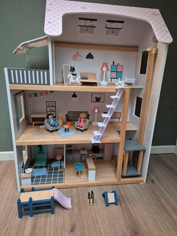Prachtig Poppenhuis met Accessoires! beschikbaar voor biedingen